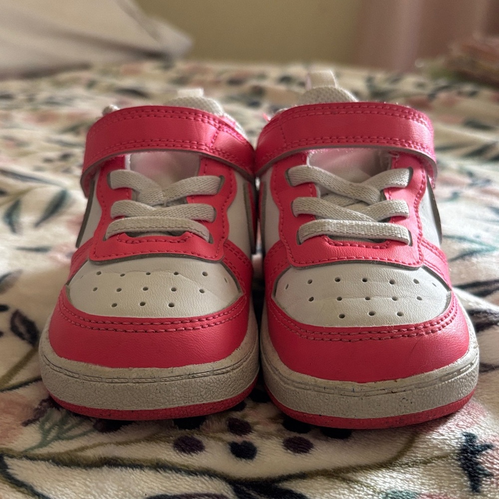 Nike Kids Sneakers in Pink and White - Picture 2 of 6